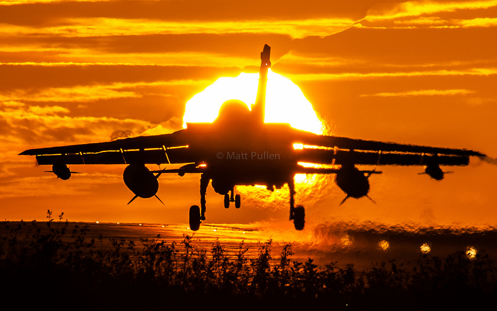 Tornado GR.4 được trang bị 2 động cơ tuốc bin phản lực cho phép đạt tốc độ tối đa khoảng 2.400km/h (gấp hơn 2 lần vận tốc âm thanh). Máy bay đạt tầm hoạt động 1.390km hoặc 3.890km với 4 thùng dầu phụ, trần bay 15.240m.