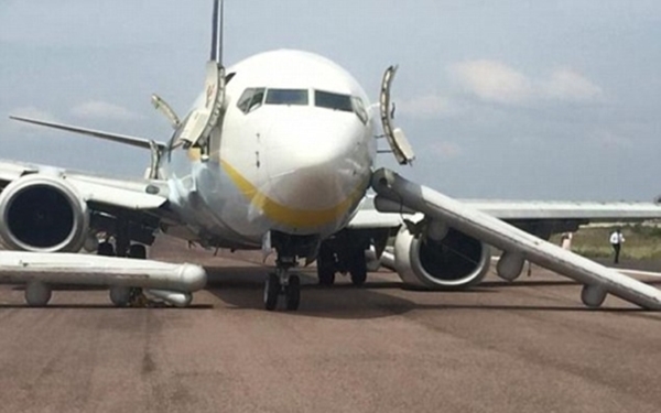 H&agrave;nh kh&aacute;ch được phen ph&aacute;t hoảng khi chiếc m&aacute;y bay thuộc h&atilde;ng Jet Airways bị đổ nghi&ecirc;ng khi hạ c&aacute;nh