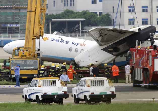 Chiếc m&aacute;y bay chở 45 h&agrave;nh kh&aacute;ch đ&atilde; bị g&atilde;y c&aacute;nh khi hạ c&aacute;nh khiến 7 người bị thương