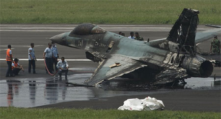 Trước đ&oacute; một ng&agrave;y, một m&aacute;y bay F16 của Indonesia gặp phải sự cố v&agrave; bốc ch&aacute;y ng&ugrave;n ngụt