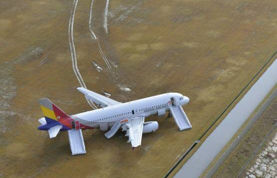 M&aacute;y bay Airbus A320 của h&atilde;ng Asiana Airlines đ&atilde; bị trượt khỏi đường bay khi hạ c&aacute;nh khiến 27 người bị thương