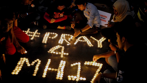 Đ&atilde; gần 2 năm sau thảm kịch m&aacute;y bay Malaysia MH17 rơi nhưng nhiều người vẫn đi t&igrave;m lời giải cho c&acirc;u hỏi &lsquo;Ai đ&atilde; bắn hạ MH17?&rsquo;