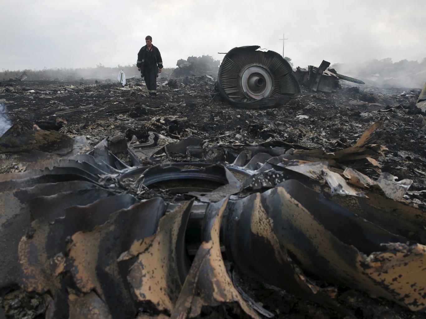 Hiện trường vụ m&aacute;y bay Malaysia MH17 rơi v&agrave;o ng&agrave;y 17/7/2014