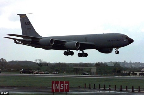 Chiếc m&aacute;y bay Mỹ Boeing KC-135R rời khỏi s&acirc;n bay ở Ph&aacute;p v&agrave; biến mất tr&ecirc;n kh&ocirc;ng phận nước Anh