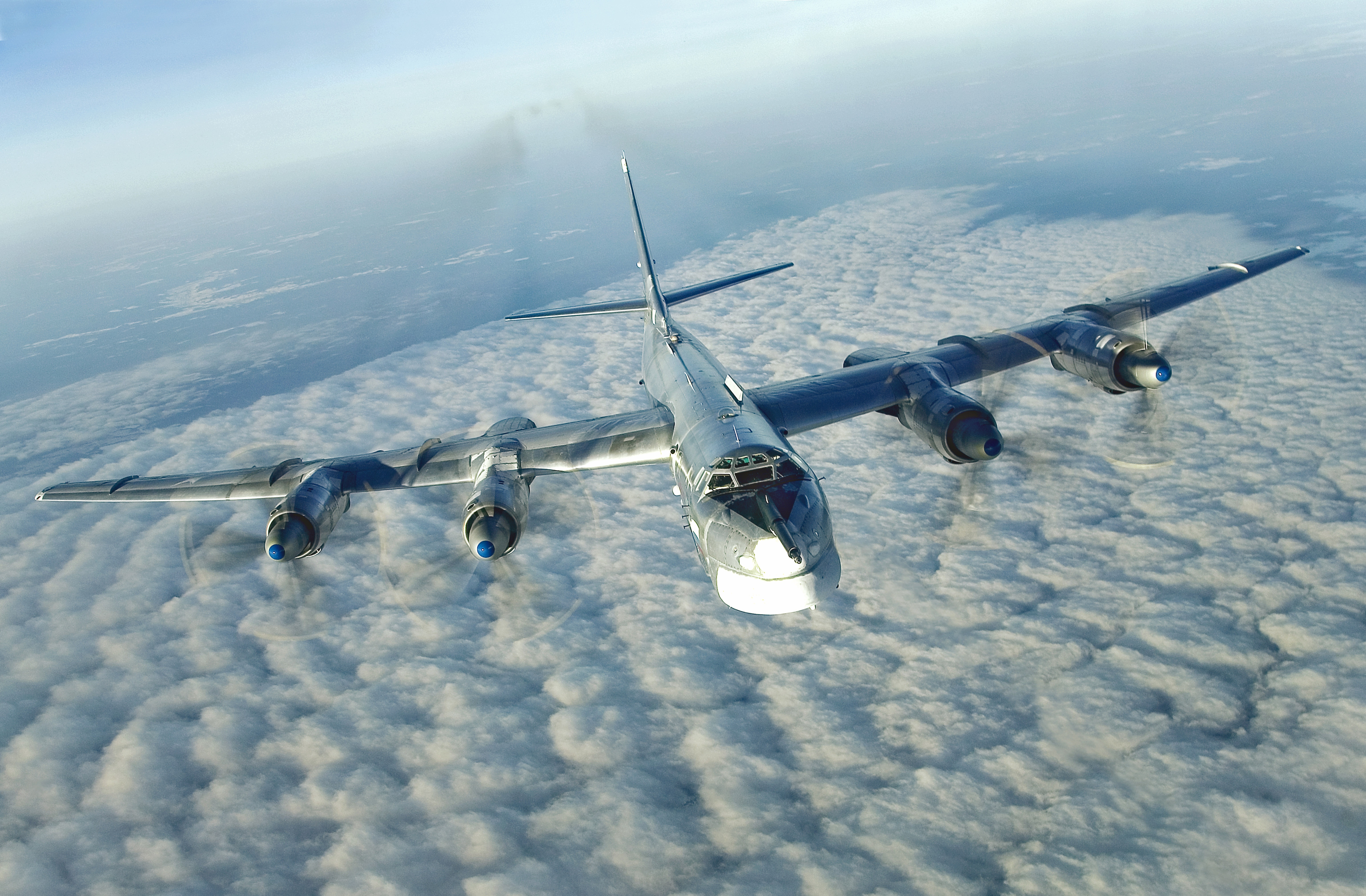 Tu-95MS l&agrave; một biến thể của m&aacute;y bay n&eacute;m bom huy&ecirc;n thoại Tu-95