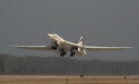 Nga tham vọng 't&agrave;ng h&igrave;nh h&oacute;a' m&aacute;y bay n&eacute;m bom Tu-160 để s&aacute;nh ngang với Mỹ