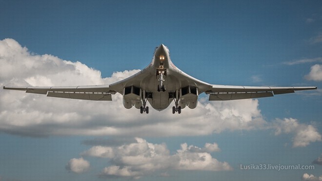 M&aacute;y bay n&eacute;m bom Tu-160 - Thi&ecirc;n Nga trắng, chiến đấu cơ lớn nhất thế giới của Nga