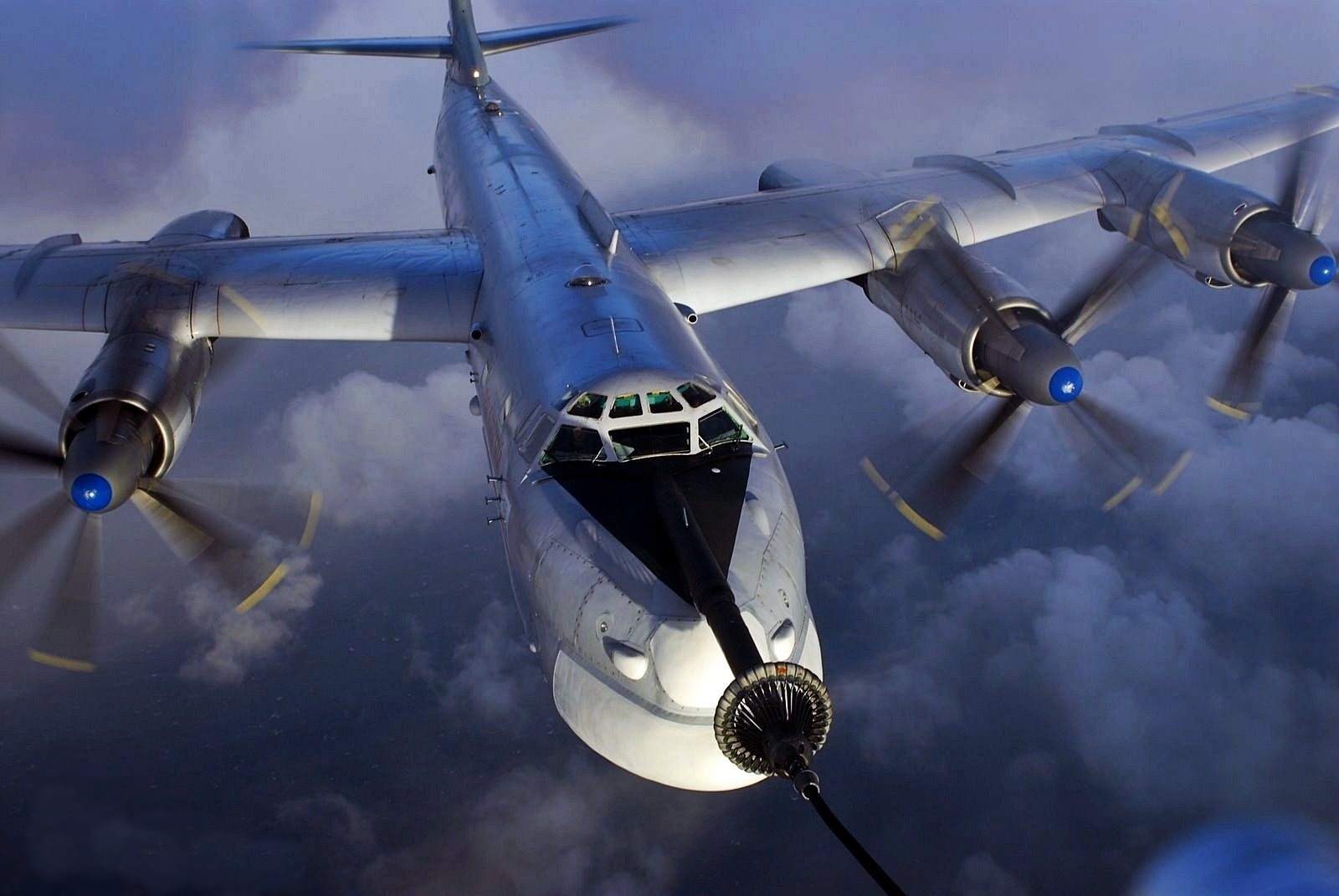 Trong ng&agrave;y 28/1, vũ kh&iacute; qu&acirc;n sự m&aacute;y bay Tu-95 đ&atilde; bay gần kh&ocirc;ng phận Anh