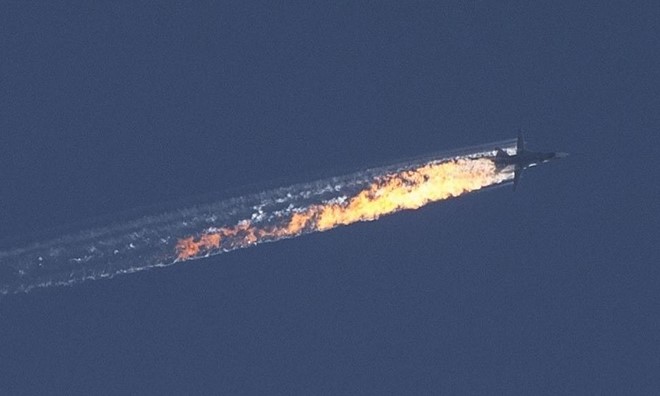 M&aacute;y bay Su-24 của Nga bị bắn rơi gần bi&ecirc;n giới Syria - Thổ Nhĩ Kỳ v&agrave;o th&aacute;ng 11/2015