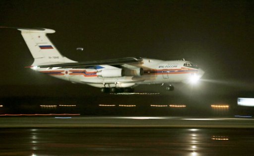 M&aacute;y bay Nga chở c&aacute;c thi thể nạn nh&acirc;n hạ c&aacute;nh xuống s&acirc;n bay Pulkovo ở ngoại o St.Petersburg (Ảnh: AP)