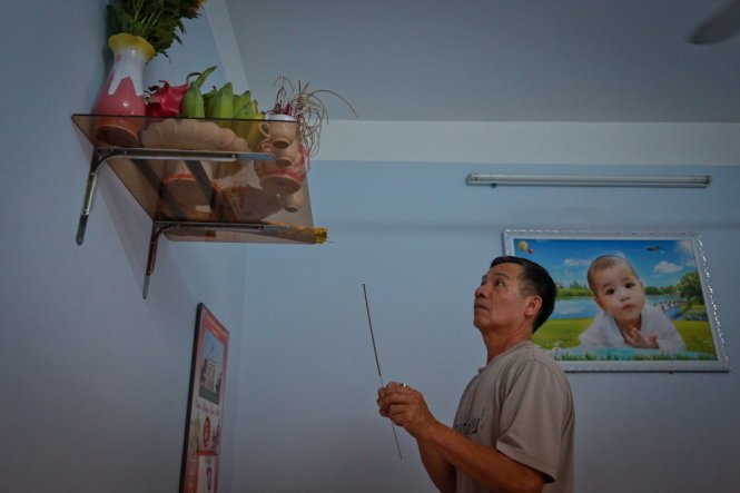 Cha của phi c&ocirc;ng Nguyễn Anh T&uacute; thắp hương khấn nguyện mong tin tốt l&agrave;nh của con trai một ng&agrave;y sau vụ tai nạn m&aacute;y bay rơi ở B&igrave;nh Thuận