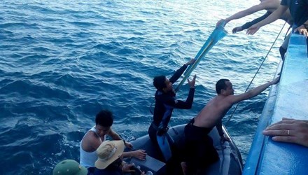 Sau nửa th&aacute;ng nỗ lực kh&ocirc;ng ngừng, lực lượng cứu hộ đ&atilde; t&igrave;m thấy thi thể của cả 2 phi c&ocirc;ng tử nạn trong vụ m&aacute;y bay Su 22 rơi gần đảo Ph&uacute; Qu&yacute;, B&igrave;nh Thuận