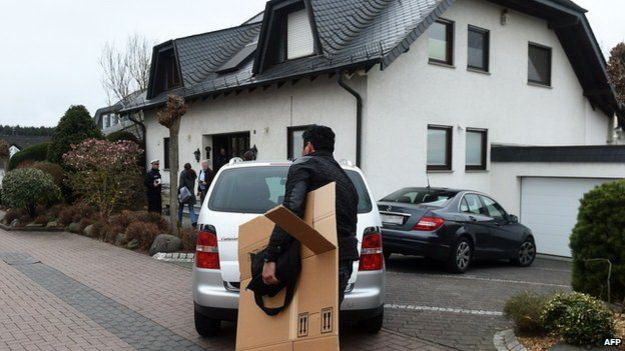 Cảnh s&aacute;t đ&atilde; tiến h&agrave;nh kh&aacute;m x&eacute;t nơi ở của cơ ph&oacute; chiếc m&aacute;y bay rơi ở Ph&aacute;p