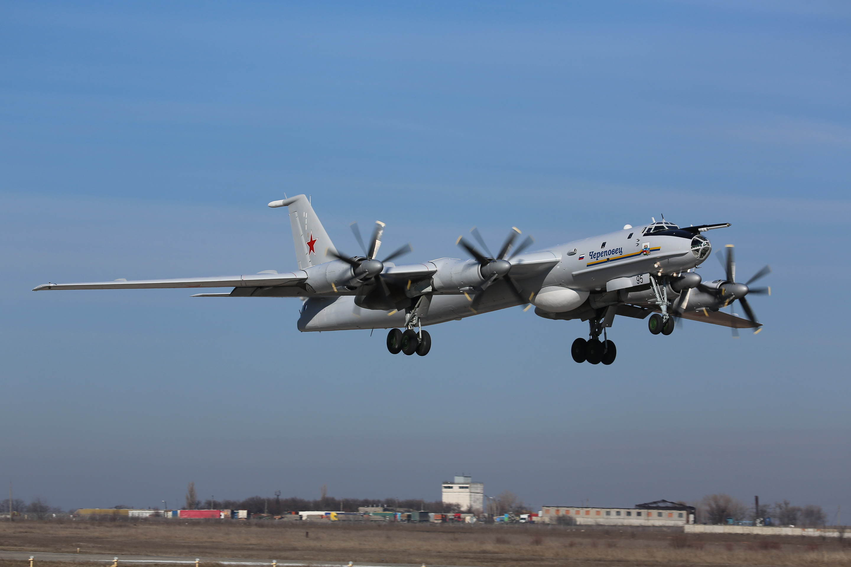 M&aacute;y bay săn ngầm Tu-142 l&agrave; biến thể đặc biệt của oanh tạc cơ Tu-95