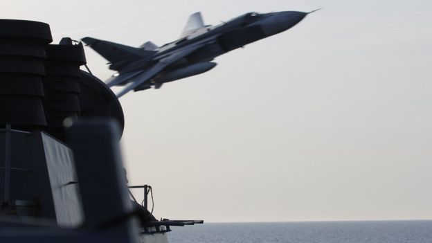 Cuộc đọ sức giữa m&aacute;y bay Su-27 v&agrave; trinh s&aacute;t cơ RC-135 diễn ra chỉ v&agrave;i ng&agrave;y sau vụ Su-24 của Nga &lsquo;vờn&rsquo; t&agrave;u khu trục Mỹ