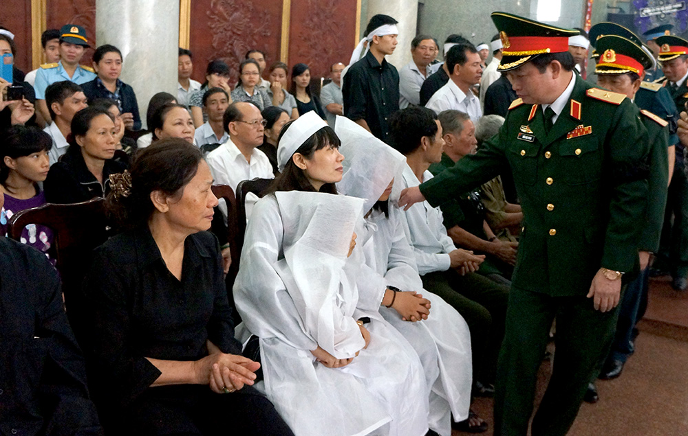 Th&acirc;n quyến v&ocirc; c&ugrave;ng đau đớn trước sự ra đi của hai anh