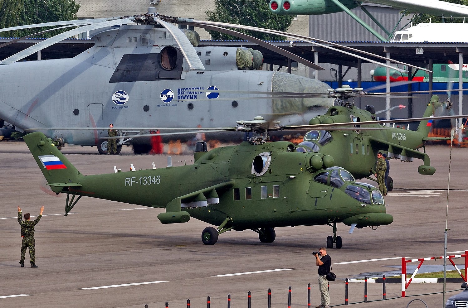 Ngoài ra, Mi-35MS còn được trang bị tổ hợp chặn thăm dò vô tuyến điện, hệ thống bảo vệ chủ động chống phương tiện tên lửa phòng không dẫn hướng hồng ngoại.