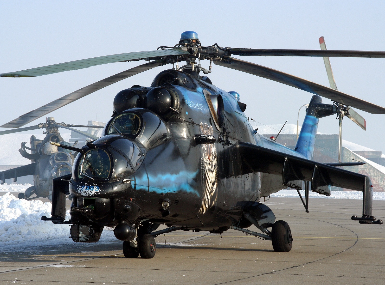 Mi-35M là phiên bản hiện đại hóa sâu trên cơ sở mẫu Mi-24V được phát triển bởi nhà máy Mil Moscow và do Rostvertol sản xuất từ năm 2005. Trong ảnh là trực thăng Mi-24V