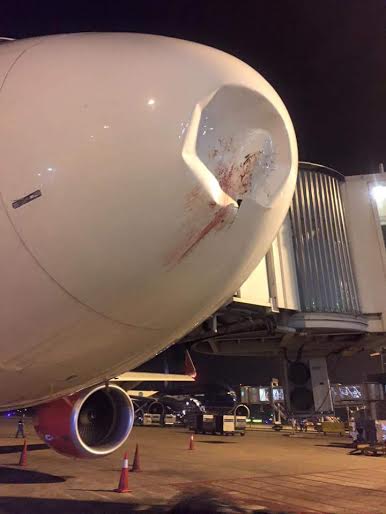 Chiếc m&aacute;y bay của h&atilde;ng H&agrave;ng kh&ocirc;ng Vietjet bị m&oacute;p đầu