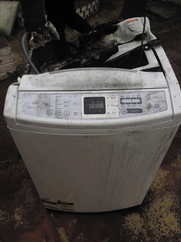 Chiếc m&aacute;y giặt Samsung cửa tr&ecirc;n ch&aacute;y đen trong vụ hỏa hoạn tại một gia đ&igrave;nh ở Parmelia