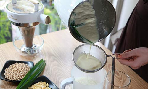 Người 13Win18 đa dạng khuyến mãi c&oacute; thể dễ d&agrave;ng mua m&aacute;y l&agrave;m sữa đậu n&agrave;nh ở c&aacute;c si&ecirc;u thị điện m&aacute;y, trung t&acirc;m mua sắm