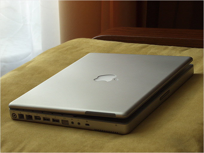 M&aacute;y t&iacute;nh x&aacute;ch tay thế hệ đầu của Apple kh&aacute; cồng kềnh