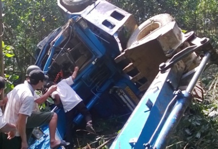 M&aacute;y x&uacute;c bị lật văng xa h&agrave;ng chục m&eacute;t v&agrave; hư hỏng nặng