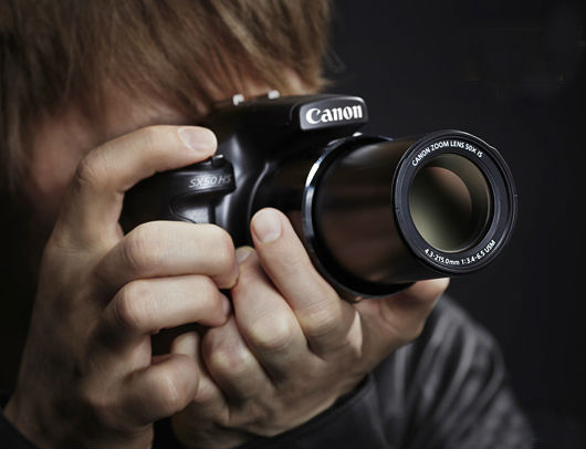&Aacute;p s&aacute;t mắt khi chụp bằng m&aacute;y ảnh canon, người d&ugrave;ng c&oacute; nguy cơ bị bỏng da v&agrave; k&iacute;ch ứng v&ugrave;ng mắt