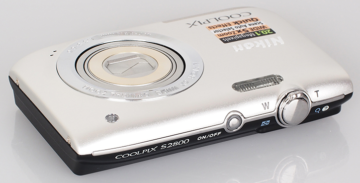 Mẫu m&aacute;y ảnh gi&aacute; rẻ Nikon S2800 sở hữu độ mỏng v&agrave; nhỏ gọn, tiện dụng
