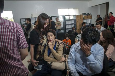 Các thân nhân với gương mặt u buồn, lo lắng.