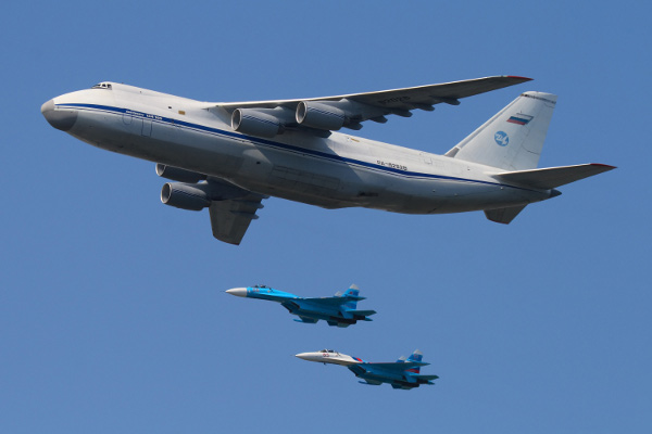 Antonov An-124 Ruslan l&agrave; một chiếc m&aacute;y bay vận tải nổi tiếng với trọng lượng cất c&aacute;nh v&ocirc; c&ugrave;ng lớn
