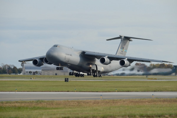 C-5M Super Galaxy l&agrave; một trong những m&aacute;y bay vận tải qu&acirc;n sự lớn của Mỹ