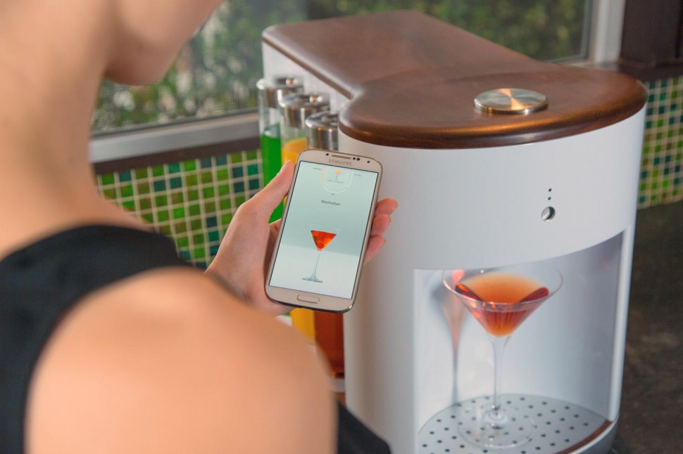 Người dùng điều khiển máy pha cocktail Somabar vô cùng dễ dàng qua ứng dụng trên smarthphone tablet Người dùng điều khiển máy pha cocktail Somabar vô cùng dễ dàng qua ứng dụng trên smarthphone tablet