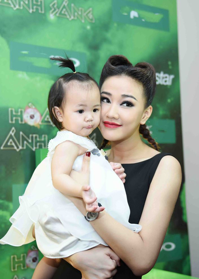 Ca sĩ Maya - B&agrave; mẹ đơn th&acirc;n mang sức mạnh &lsquo;si&ecirc;u nh&acirc;n&rsquo;