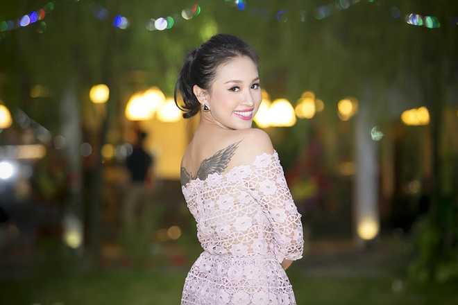 V&acirc;n Hugo khoe trọn 3 h&igrave;nh xăm tr&ecirc;n cơ thể