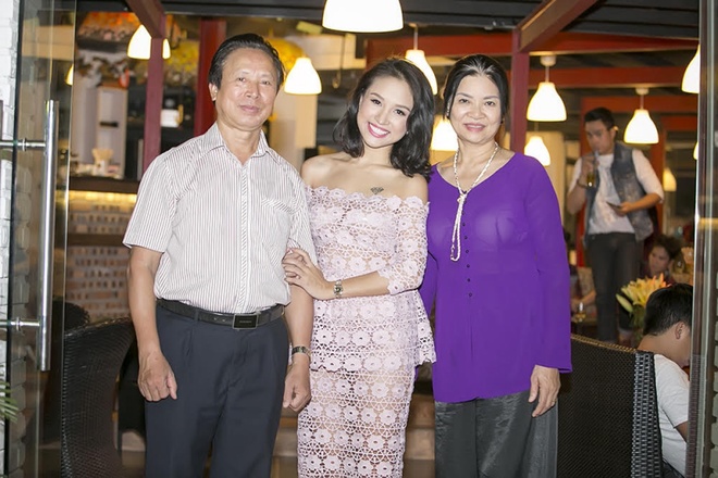 Bố mẹ đẻ Thanh V&acirc;n b&ecirc;n con g&aacute;i. 