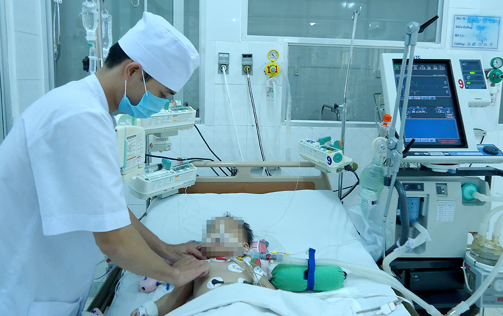 Vụ việc mẹ đầu độc con bằng thuốc diệt cỏ rồi tự tử theo đang gây xôn xao dư luận trong nước Vụ việc mẹ đầu độc con bằng thuốc diệt cỏ rồi tự tử theo đang gây xôn xao dư luận trong nước