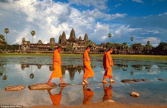 Ăng-co-vát là thủ đô của đế quốc Khmer được xây dựng vào năm 802 sau Công nguyên ở ngọn núi Kulen, khi Jayavarman II tuyên bố chủ quyền Đăng Ký 13Winvn Com Chính Thức. Hiện nay, những điểm nổi tiếng nhất trong quần thể Ăng-co là Ăng-co-thom, với đền Bayon và hình mặt cười khổng lồ được khắc trên đó. Tiếp đến là Ăng-co-vát và những đền nhỏ hơn như Ta Prohm, Preah Khan, Pre Rup và Ta nei.