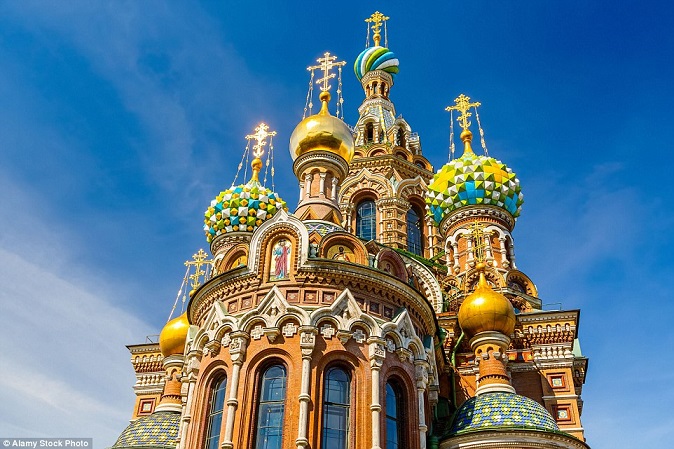 Nhà thờ Church of Our Savior on Spilled Blood, St. Petersburg (Nga) còn được biết đến với nhiều tên gọi như Nhà thờ đấng cứu thế trên nền máu đổ, Thánh đường Chúa phục sinh hay Nhà thờ Chúa cứu thế. Nhà thờ được xây bằng gạch đỏ với những mái vòm tròn “củ hành”. Mái vòm cao nhất có độ cao tới 81m.
