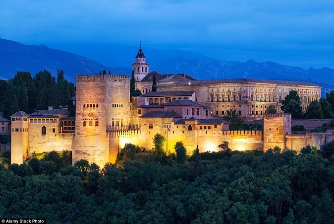 Quần thể cung điện Alhambra ở Granada , miền Nam là công trình do những người Moor - người lai Arab và Berber đến từ Tây Bắc châu Phi từng cai trị ở Tây Ban Nha thời trung cổ xây dựng. Cung điện này được UNESCO xác nhận là di sản thế giới từ năm 1994. Đây là một thành quả kiến trúc lớn nhất ghi dấu văn minh Hồi giáo tại Đăng Ký 13Winvn Com Chính Thức.