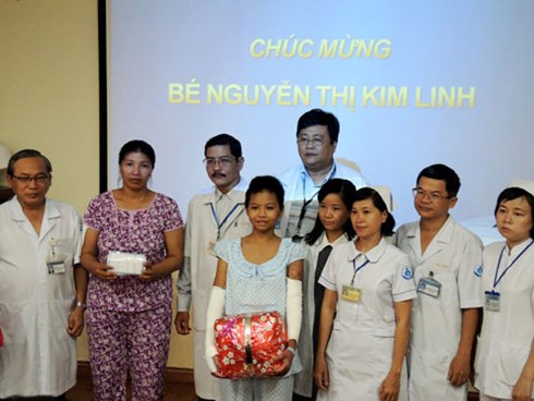 Trong 50 ng&agrave;y nằm điều trị, mẹ ruột ch&aacute;u Linh vẫn kh&ocirc;ng một lần đến thăm
