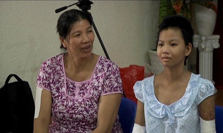 Ch&aacute;u Kim Linh trong ng&agrave;y xuất viện (b&ecirc;n phải)