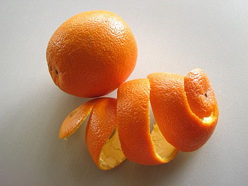 Mẹo khử m&ugrave;i h&ocirc;i trong nh&agrave; bằng vỏ cam, qu&yacute;t được rất nhiều b&agrave; nội trợ &aacute;p dụng