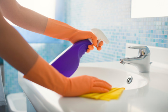 Phun dấm v&agrave;o bề mặt cần tẩy rửa l&agrave; mẹo l&agrave;m sạch nh&agrave; tắm kh&aacute; hiệu quả