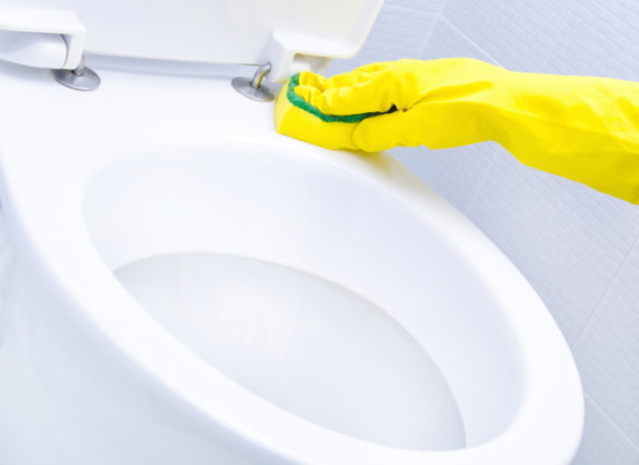 Mẹo l&agrave;m sạch ph&ograve;ng tắm đ&uacute;ng c&aacute;ch sẽ gi&uacute;p c&aacute;c b&agrave; nội trợ dễ d&agrave;ng đ&aacute;nh bay những vết ố bồn cầu
