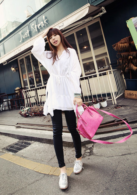 Những c&ocirc; n&agrave;ng năng động c&oacute; thể kết hợp sơ mi trắng với legging