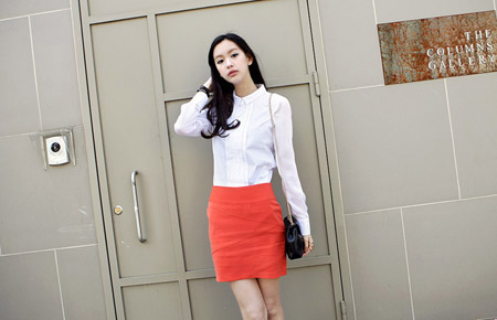 Phối &aacute;o sơ mi trắng c&ugrave;ng mini juyp gi&uacute;p bạn g&aacute;i khoe ch&acirc;n d&agrave;i mi&ecirc;n man