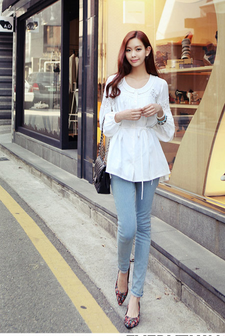 Kết hợp &aacute;o sơ mi trắng với quần jeans đem lại vẻ trẻ trung cho bạn g&aacute;i