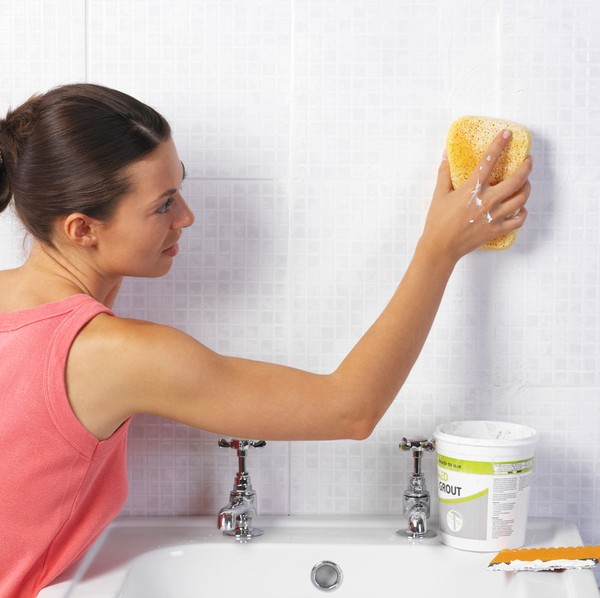 Ch&agrave; kem đ&aacute;nh răng nhẹ nh&agrave;ng qua vết đen l&agrave; mẹo tẩy vết bẩn tr&ecirc;n tường hiệu quả