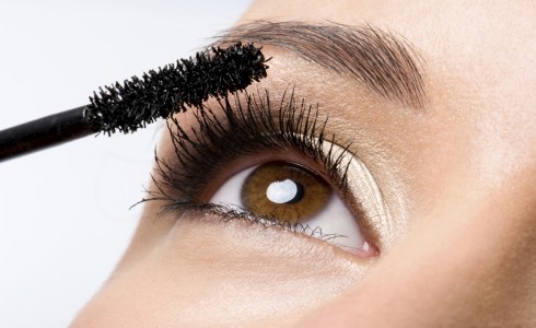 Sử dụng Mascara cho đ&ocirc;i mắt đẹp hút h&ocirc;̀n 